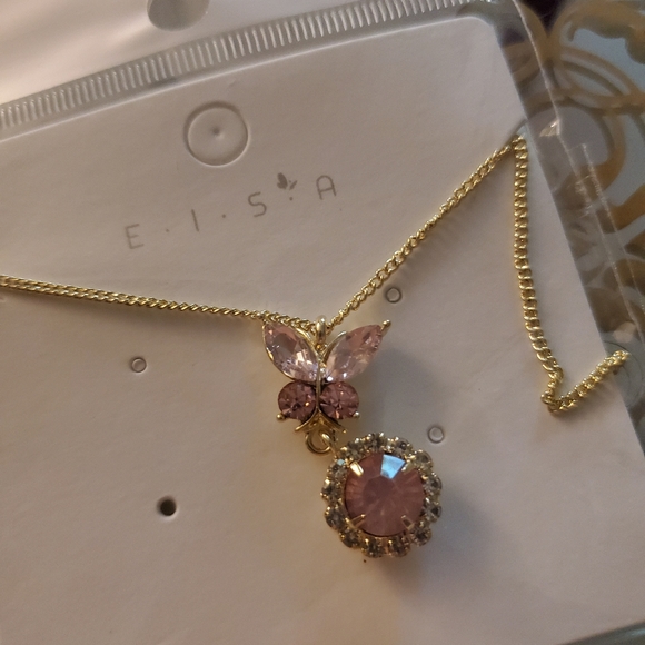 🦋Gorgeous Pink crystal butterfly necklace - Picture 6 of 6